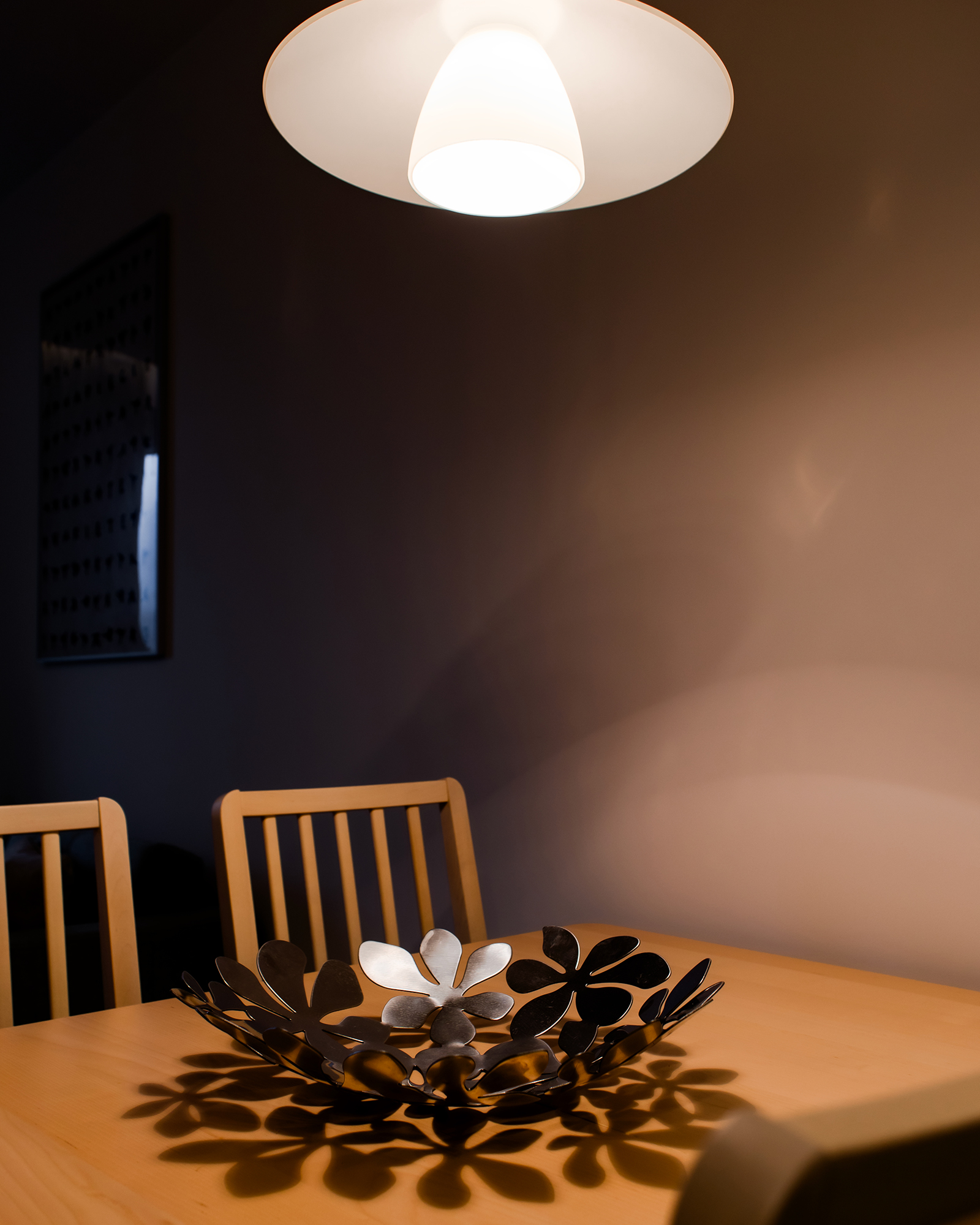 Drewniane elementy, które pięknie kontrastują z chłodnymi szarościami, dodały do tego wnętrza ciepła i naturalności.